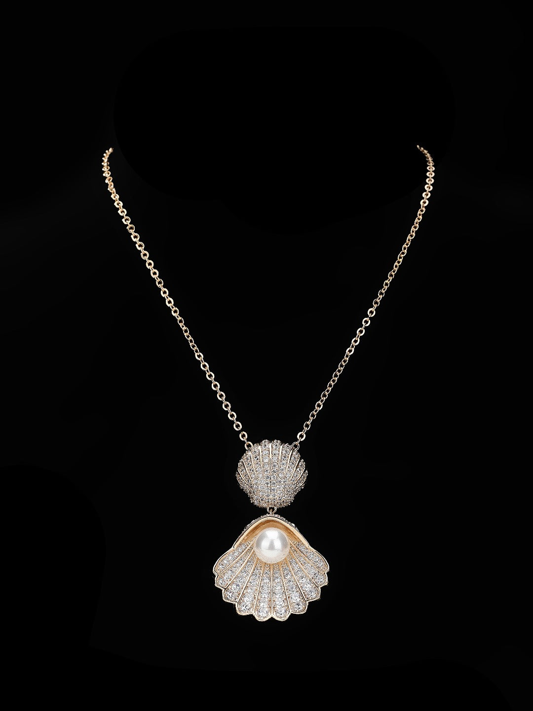 أقراط صدفية مرصعة بأحجار الزركون الدقيقة واللؤلؤ - أقراط أنيقة