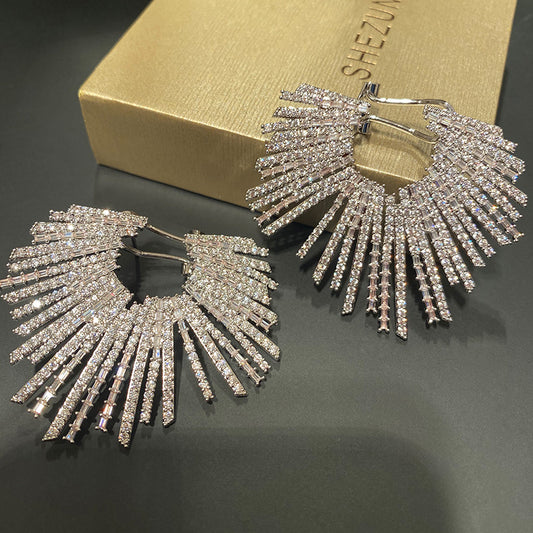 أقراط مرصعة بالألماس والزركون بالكامل على شكل مروحة ألعاب نارية - أقراط أنيقة وعصرية تناسب الطبقة الراقية