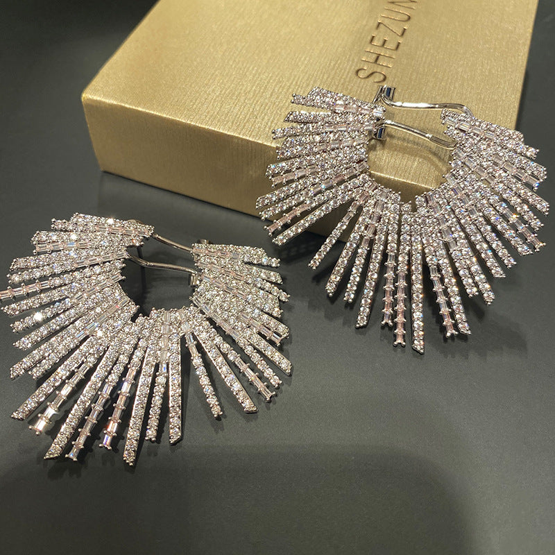 أقراط مرصعة بالألماس والزركون بالكامل على شكل مروحة ألعاب نارية - أقراط أنيقة وعصرية تناسب الطبقة الراقية 