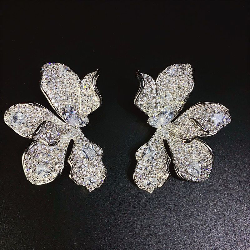 أقراط مرصعة بالألماس على شكل بتلات وزهور - أقراط متدلية فاخرة وأنيقة مستوحاة من السداة 