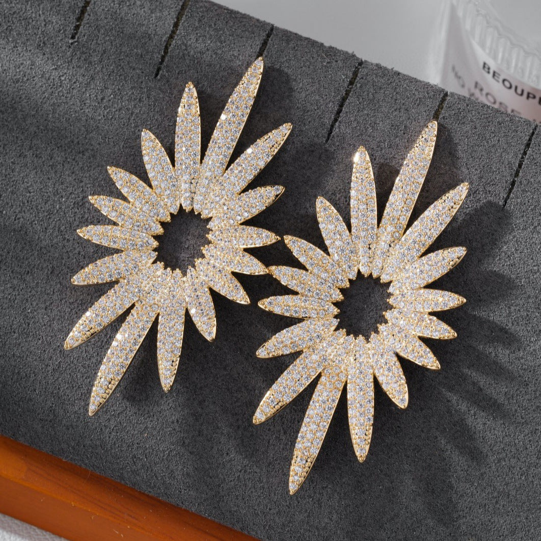 أقراط أنيقة وخفيفة فاخرة مرصعة بأحجار الزركون الفضية بتصميم زهرة الألعاب النارية ثلاثية الأبعاد 