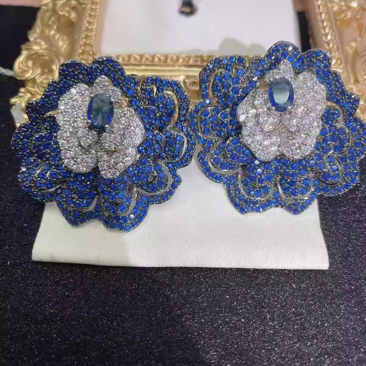 أقراط زهور فاخرة خفيفة الوزن مصنوعة يدويًا - أقراط أنيقة وراقية للنساء 