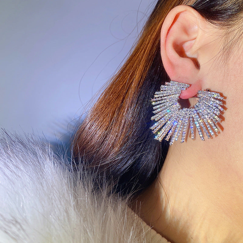 أقراط مرصعة بالألماس والزركون بالكامل على شكل مروحة ألعاب نارية - أقراط أنيقة وعصرية تناسب الطبقة الراقية 