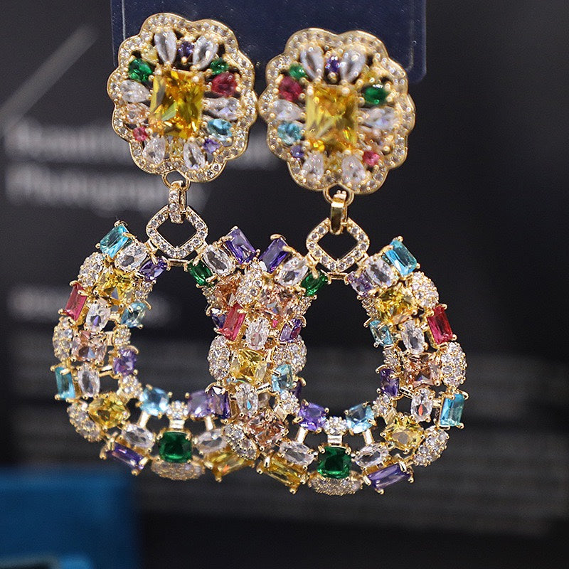 أقراط من الزركون الهندسي المجوف على شكل حلقة ملونة على شكل زهرة مع صناعة متقنة، تتميز بأسلوب فاخر خفيف. 