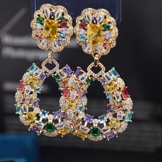 أقراط من الزركون الهندسي المجوف على شكل حلقة ملونة على شكل زهرة مع صناعة متقنة، تتميز بأسلوب فاخر خفيف. 