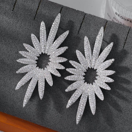 أقراط أنيقة وخفيفة فاخرة مرصعة بأحجار الزركون الفضية بتصميم زهرة الألعاب النارية ثلاثية الأبعاد 