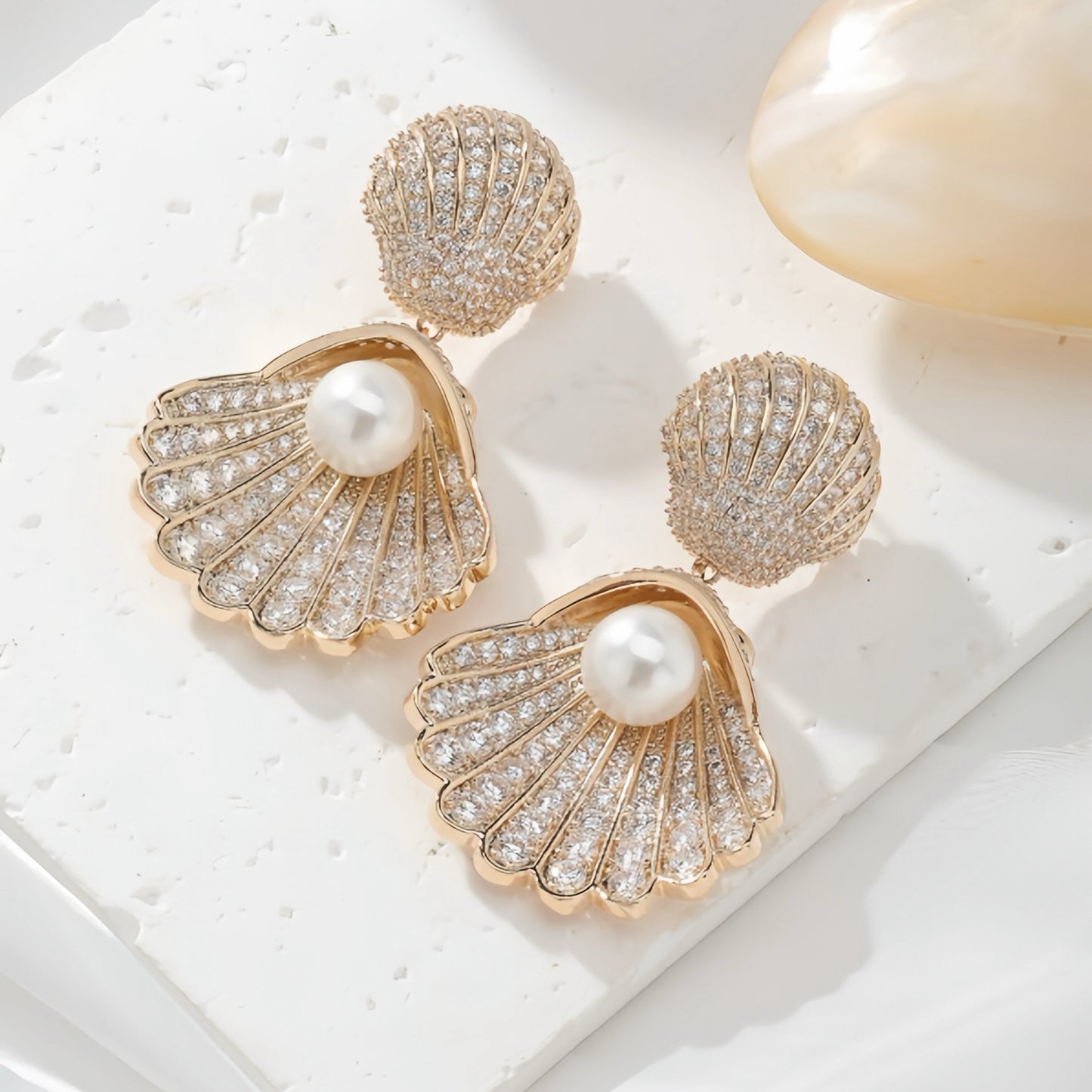 أقراط صدفية مرصعة بأحجار الزركون الدقيقة واللؤلؤ - أقراط أنيقة 