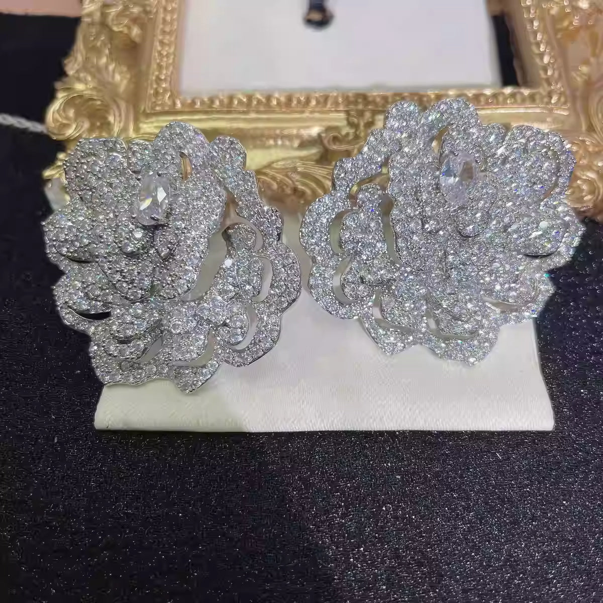 أقراط زهور فاخرة خفيفة الوزن مصنوعة يدويًا - أقراط أنيقة وراقية للنساء 