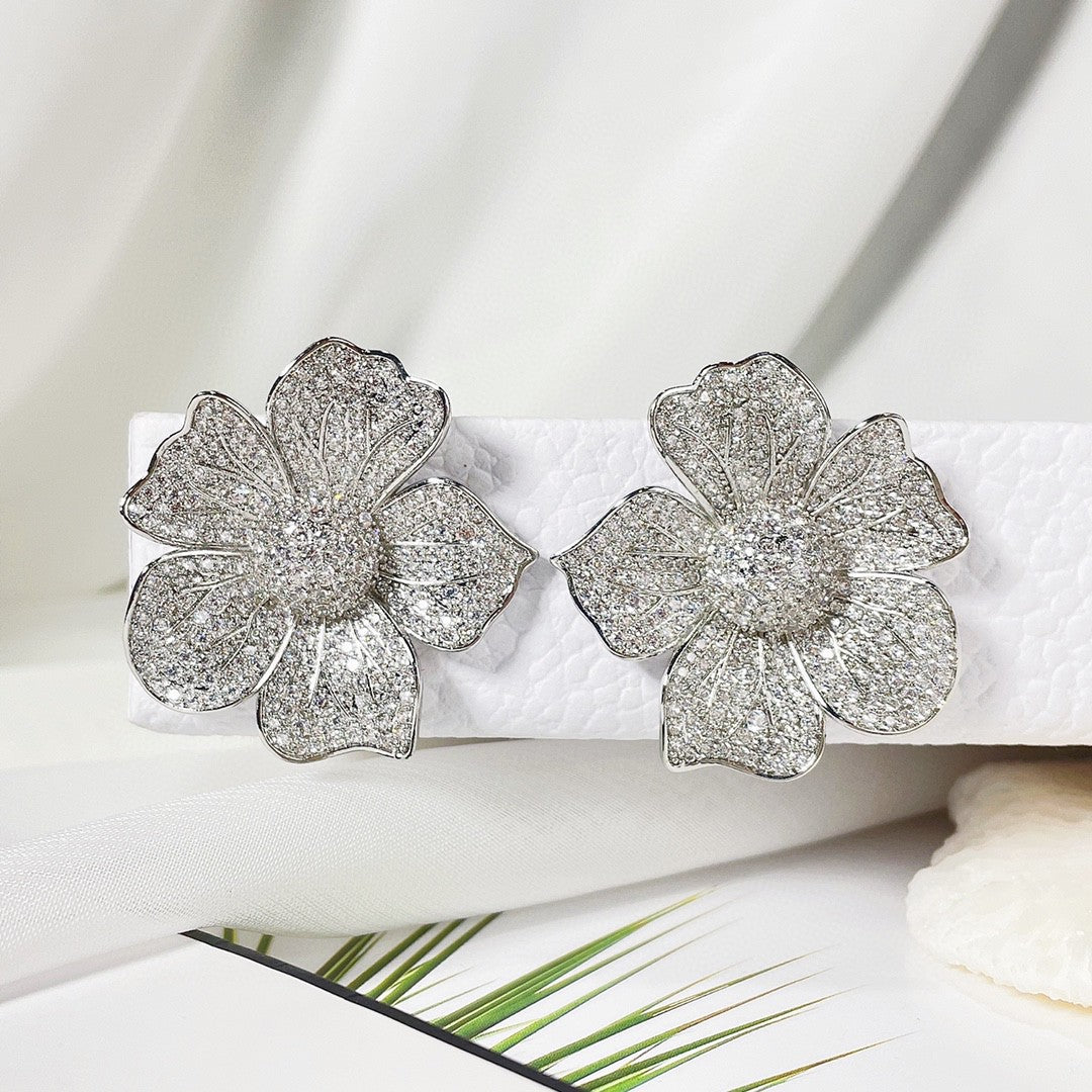 أقراط زهور متدرجة مع دبابيس مرصعة بالزركون، لامعة وأنيقة وخفيفة الوزن فاخرة. 