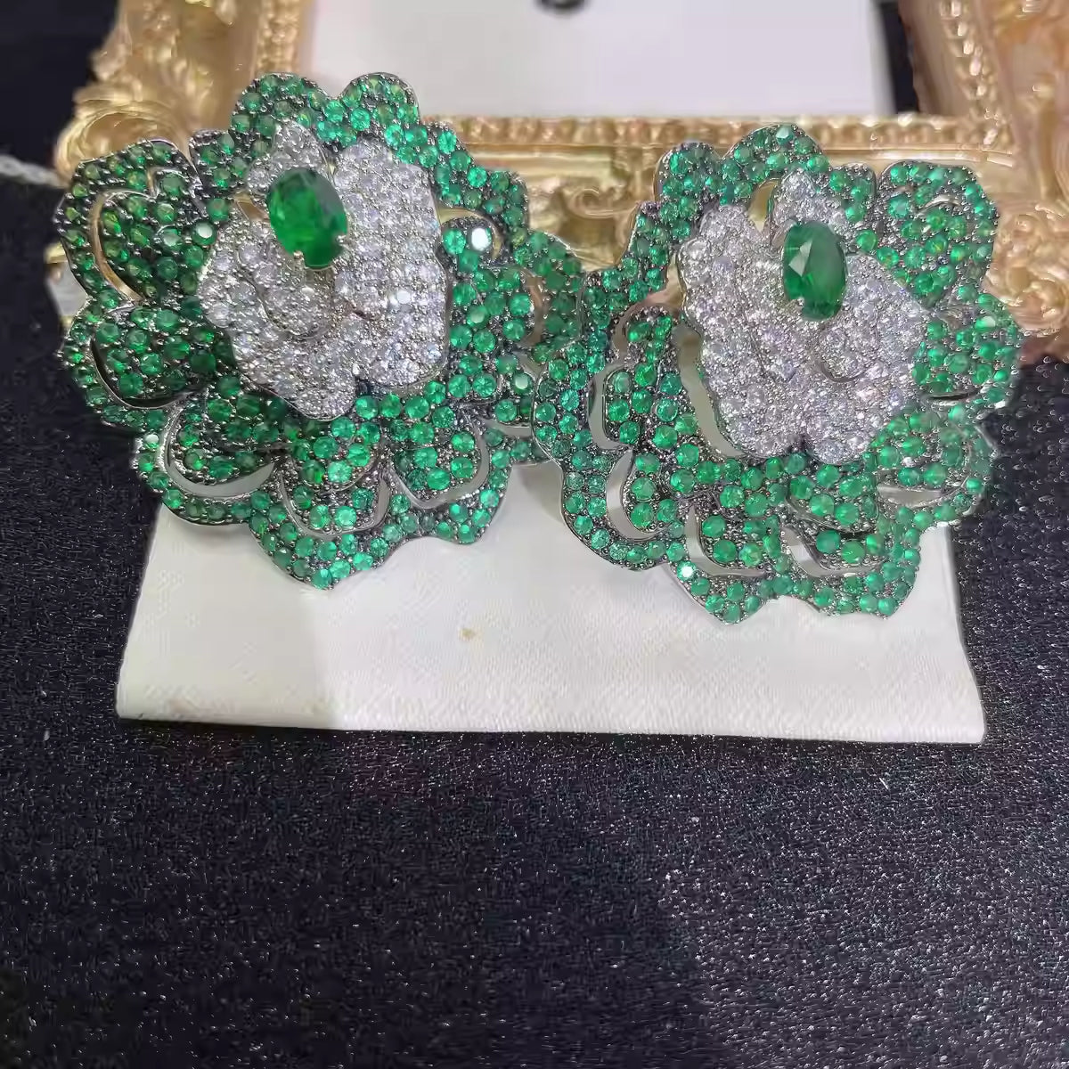 أقراط زهور فاخرة خفيفة الوزن مصنوعة يدويًا - أقراط أنيقة وراقية للنساء 