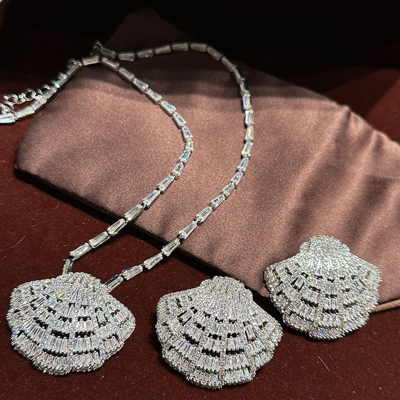 قلادة فاخرة على شكل صدفة بحرية مرصعة بالألماس 