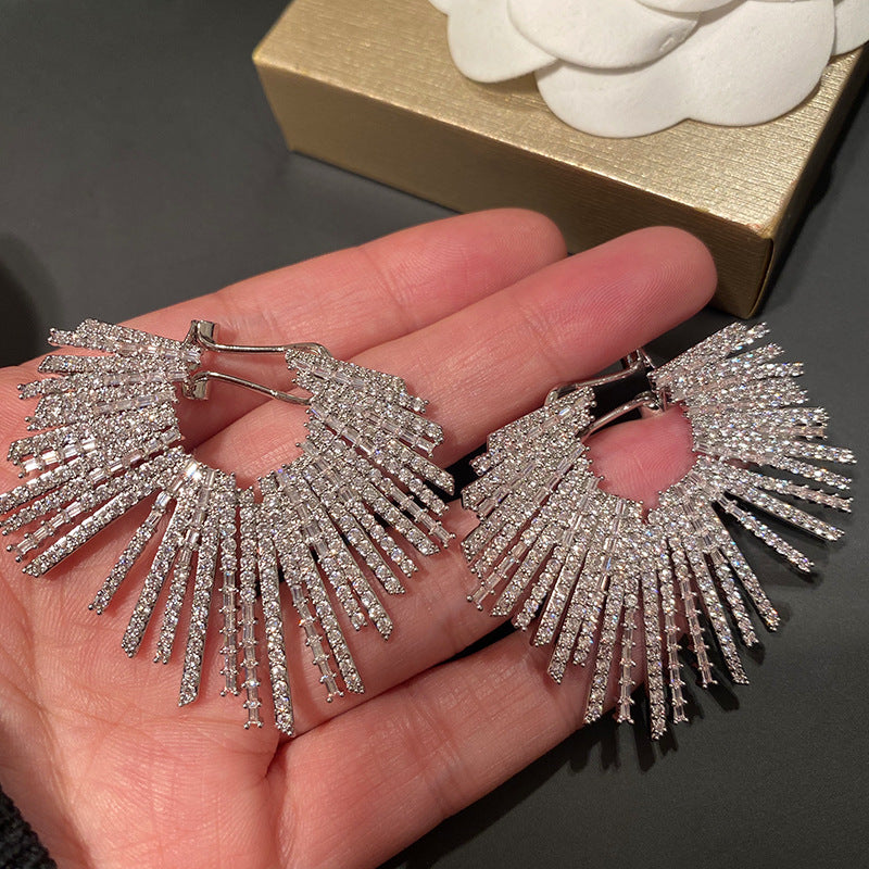 أقراط مرصعة بالألماس والزركون بالكامل على شكل مروحة ألعاب نارية - أقراط أنيقة وعصرية تناسب الطبقة الراقية 