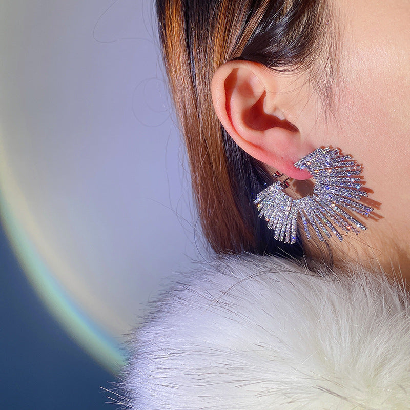 أقراط مرصعة بالألماس والزركون بالكامل على شكل مروحة ألعاب نارية - أقراط أنيقة وعصرية تناسب الطبقة الراقية 