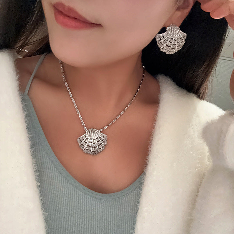 قلادة فاخرة على شكل صدفة بحرية مرصعة بالألماس 