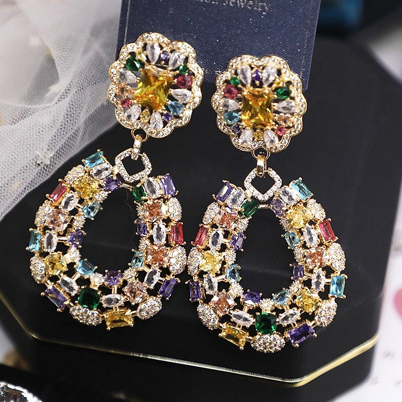 أقراط من الزركون الهندسي المجوف على شكل حلقة ملونة على شكل زهرة مع صناعة متقنة، تتميز بأسلوب فاخر خفيف. 