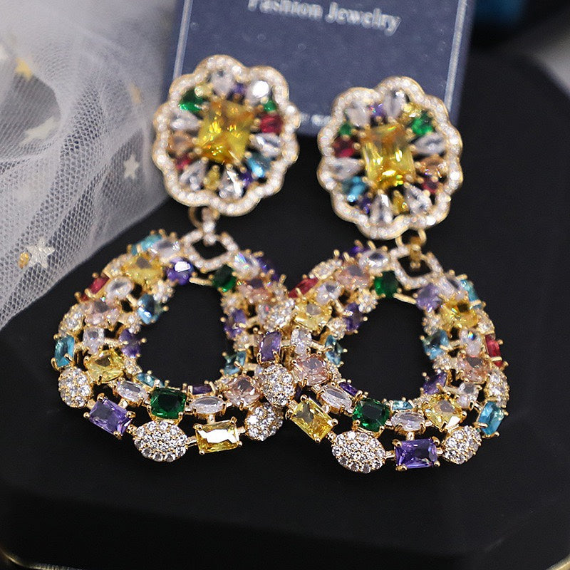 أقراط من الزركون الهندسي المجوف على شكل حلقة ملونة على شكل زهرة مع صناعة متقنة، تتميز بأسلوب فاخر خفيف. 