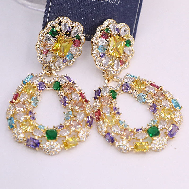 أقراط من الزركون الهندسي المجوف على شكل حلقة ملونة على شكل زهرة مع صناعة متقنة، تتميز بأسلوب فاخر خفيف. 