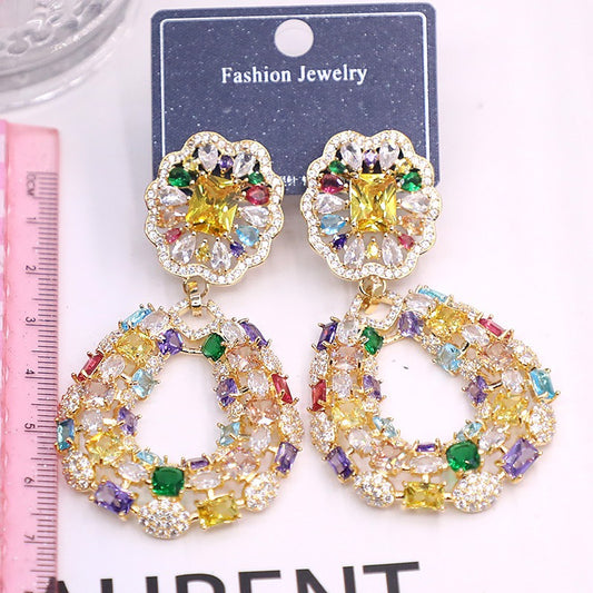 أقراط من الزركون الهندسي المجوف على شكل حلقة ملونة على شكل زهرة مع صناعة متقنة، تتميز بأسلوب فاخر خفيف.