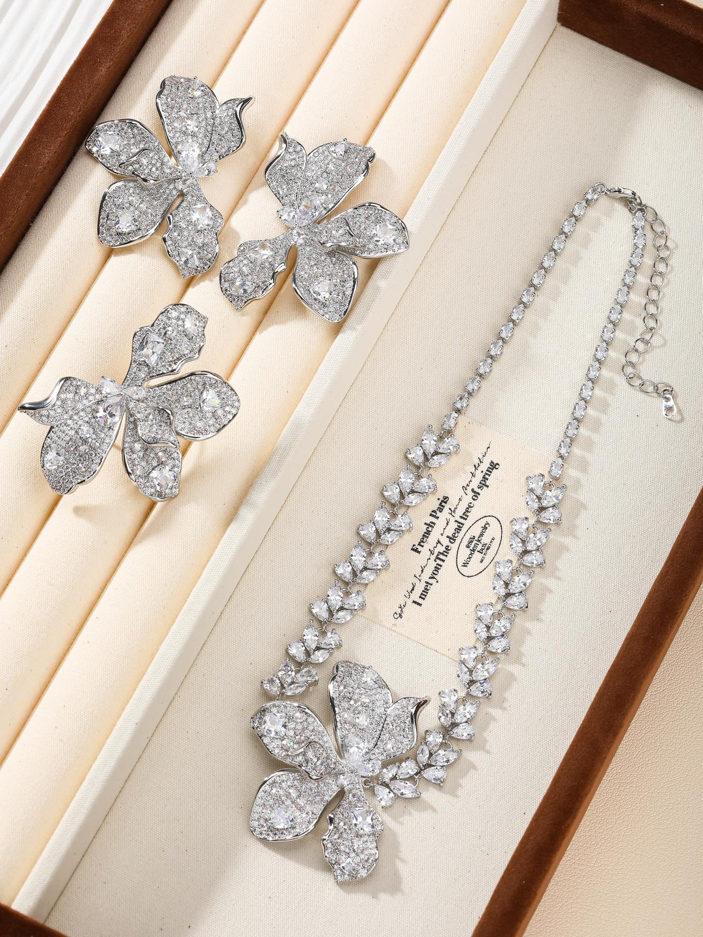 أقراط مرصعة بالألماس على شكل بتلات وزهور - أقراط متدلية فاخرة وأنيقة مستوحاة من السداة 