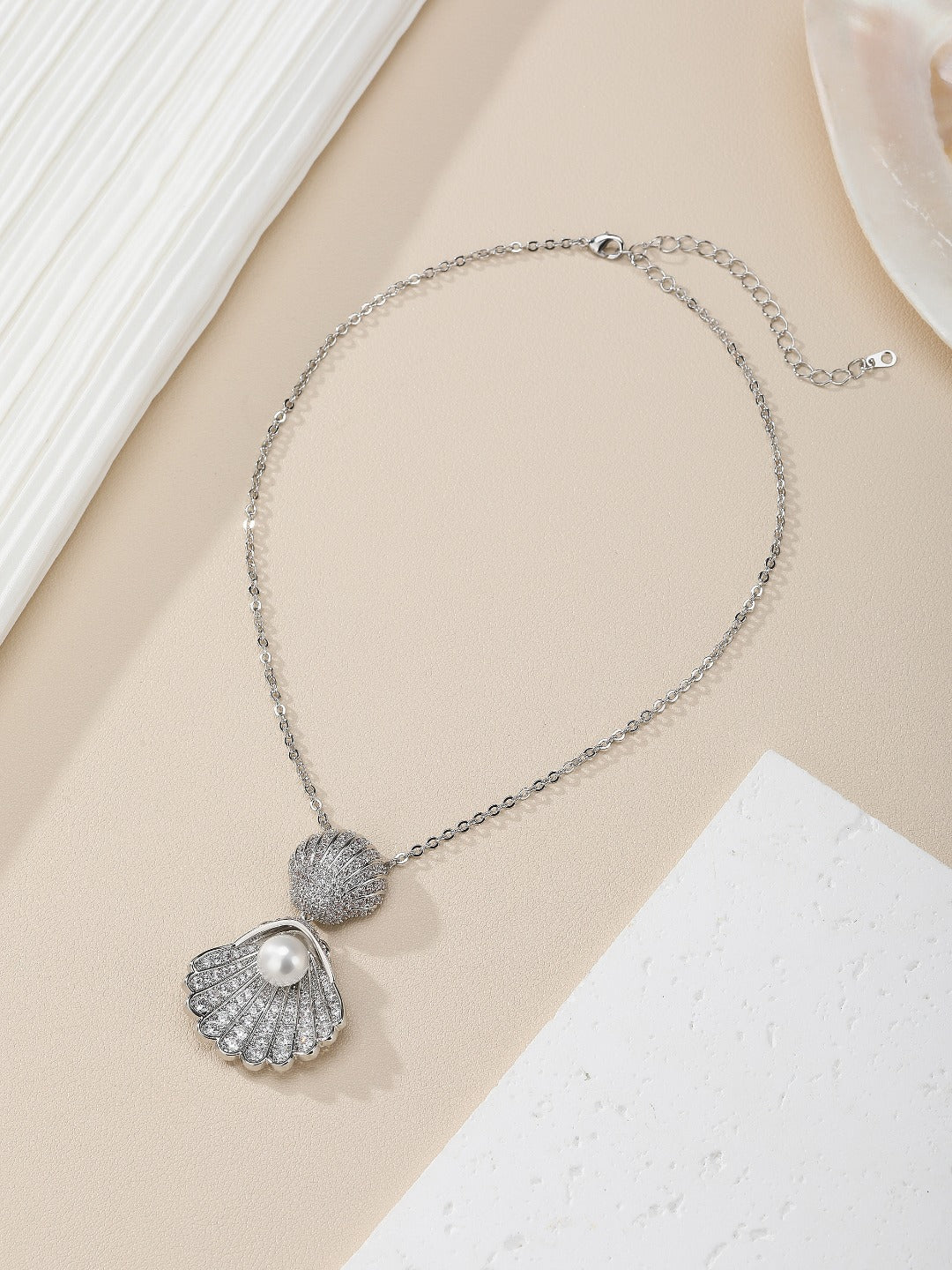 أقراط صدفية مرصعة بأحجار الزركون الدقيقة واللؤلؤ - أقراط أنيقة 