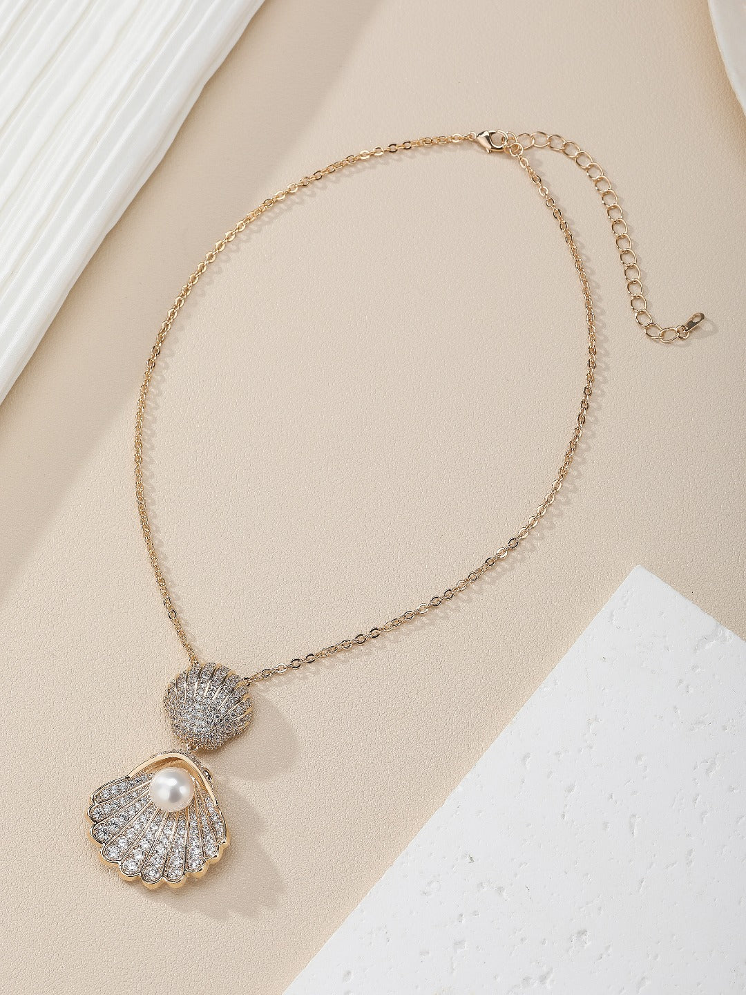 أقراط صدفية مرصعة بأحجار الزركون الدقيقة واللؤلؤ - أقراط أنيقة 