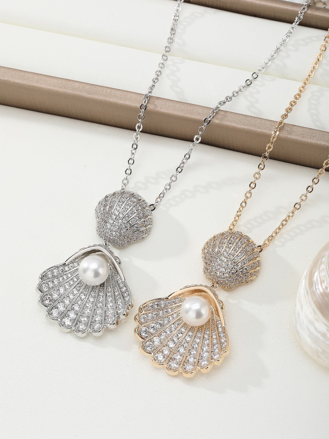 أقراط صدفية مرصعة بأحجار الزركون الدقيقة واللؤلؤ - أقراط أنيقة 