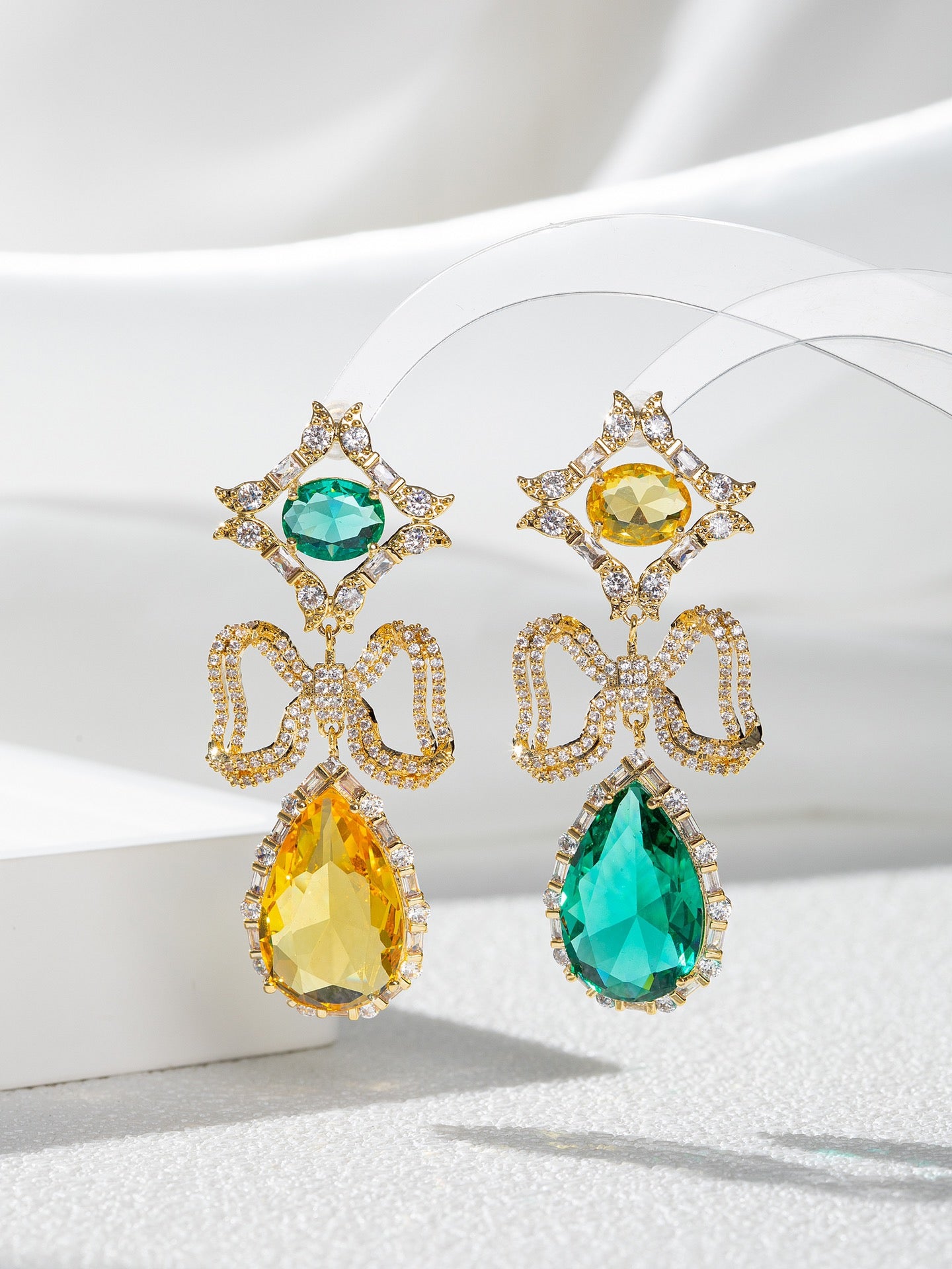 أقراط فاخرة خفيفة على شكل عقدة - أقراط مرصعة بالزركون الدقيق للنساء 