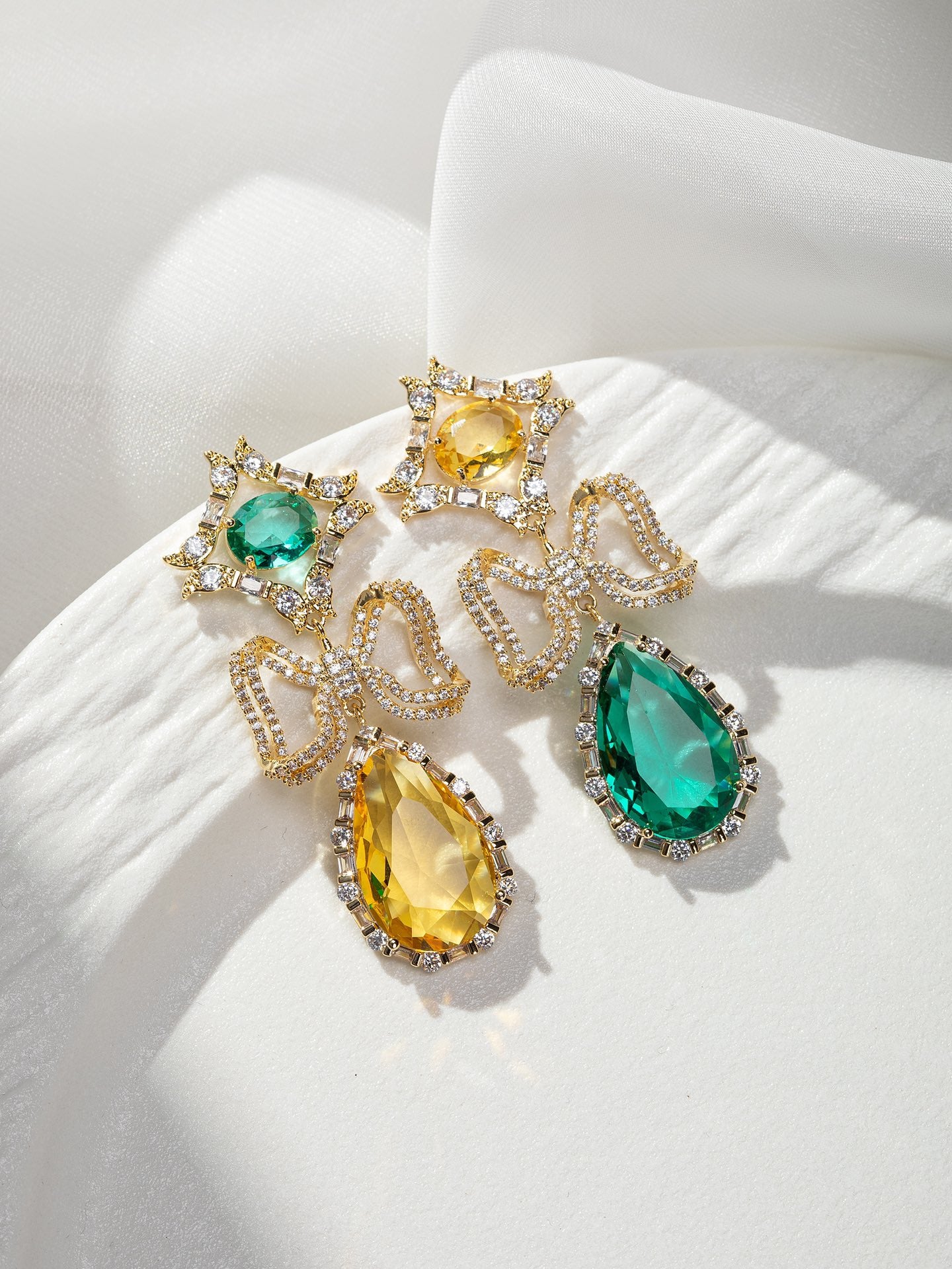 أقراط فاخرة خفيفة على شكل عقدة - أقراط مرصعة بالزركون الدقيق للنساء 