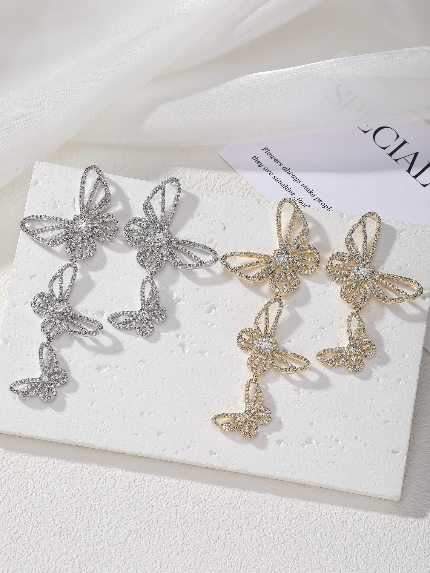 أقراط فراشة غير متماثلة - أقراط أنيقة طويلة مرصعة بالزركون بالكامل 