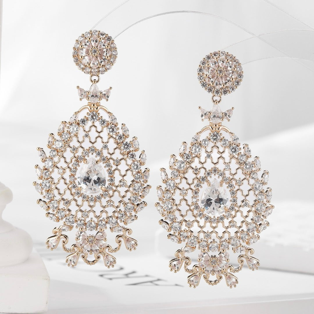 أقراط على شكل قطرة ماء على شكل قرص العسل مصنوعة بحرفية متقنة، تتميز بتصميم رائع وخفيف وفخم ومذهل وعصري. 