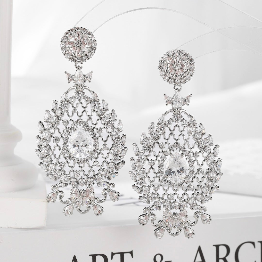 أقراط على شكل قطرة ماء على شكل قرص العسل مصنوعة بحرفية متقنة، تتميز بتصميم رائع وخفيف وفخم ومذهل وعصري. 